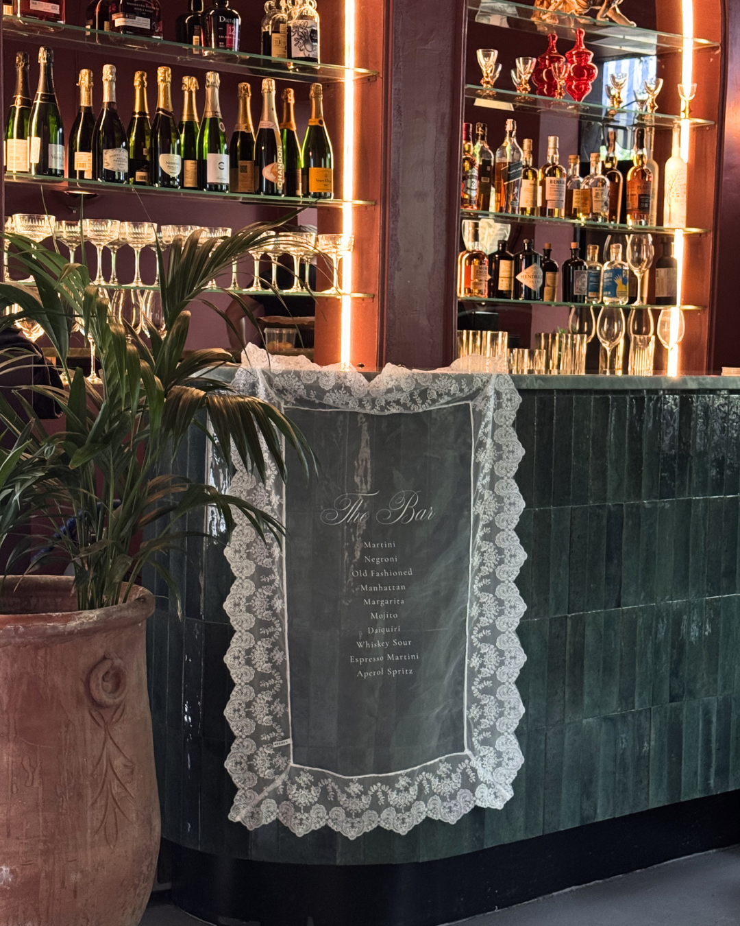 Menu na bar wykończone koronką